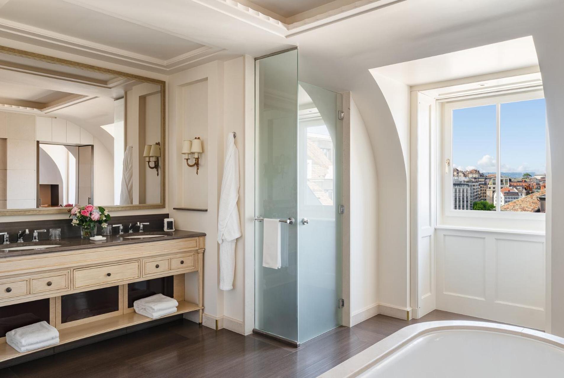 Four Seasons Des Bergues Hotel 5*