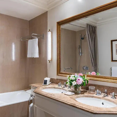 Four Seasons Des Bergues Hotel