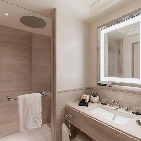 Four Seasons Des Bergues Hotel