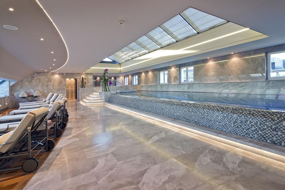 Four Seasons Des Bergues Hotel