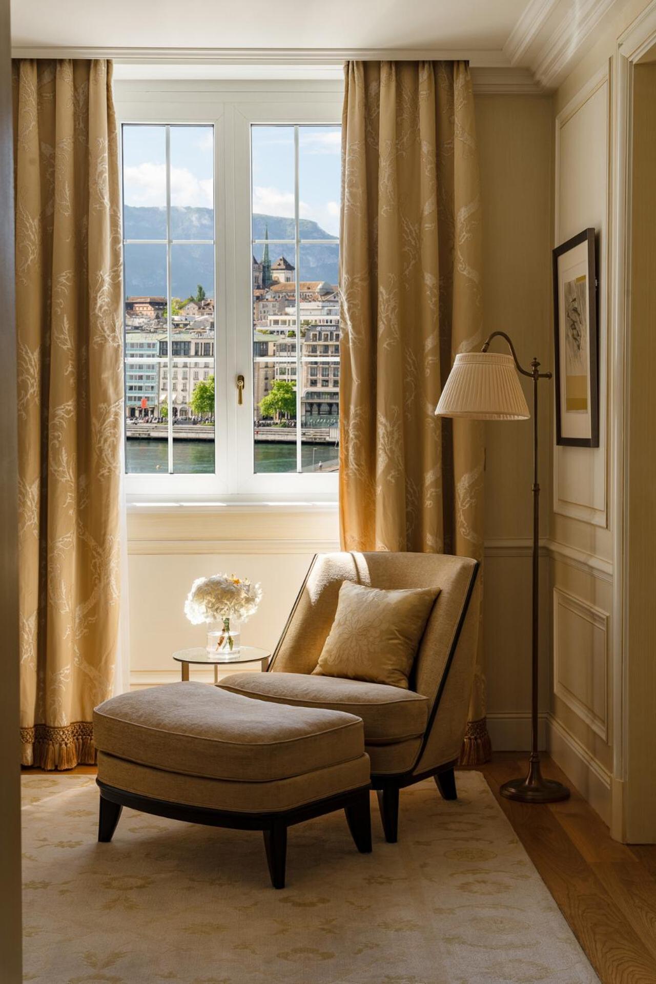 Four Seasons Des Bergues 5*
