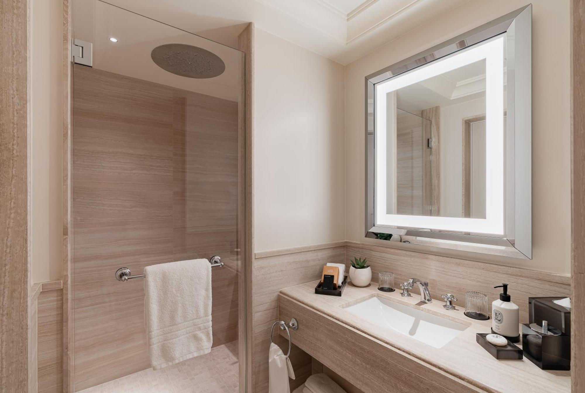 Four Seasons Des Bergues Hotel